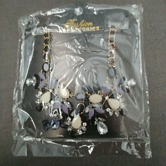 💥💥LAST DROP NWOT Statement necklace! - Picture 8 of 8